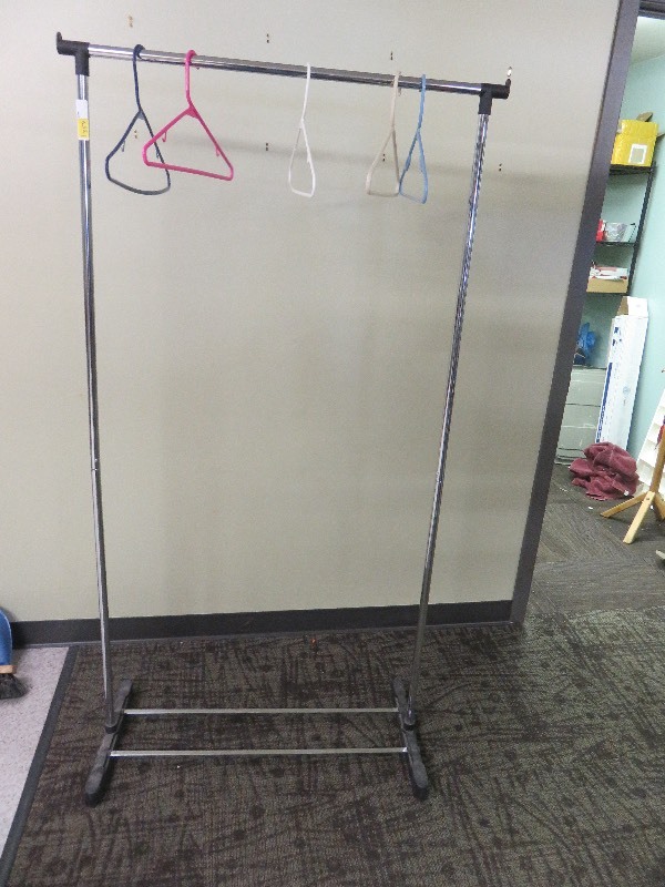 Free standing clothes rack