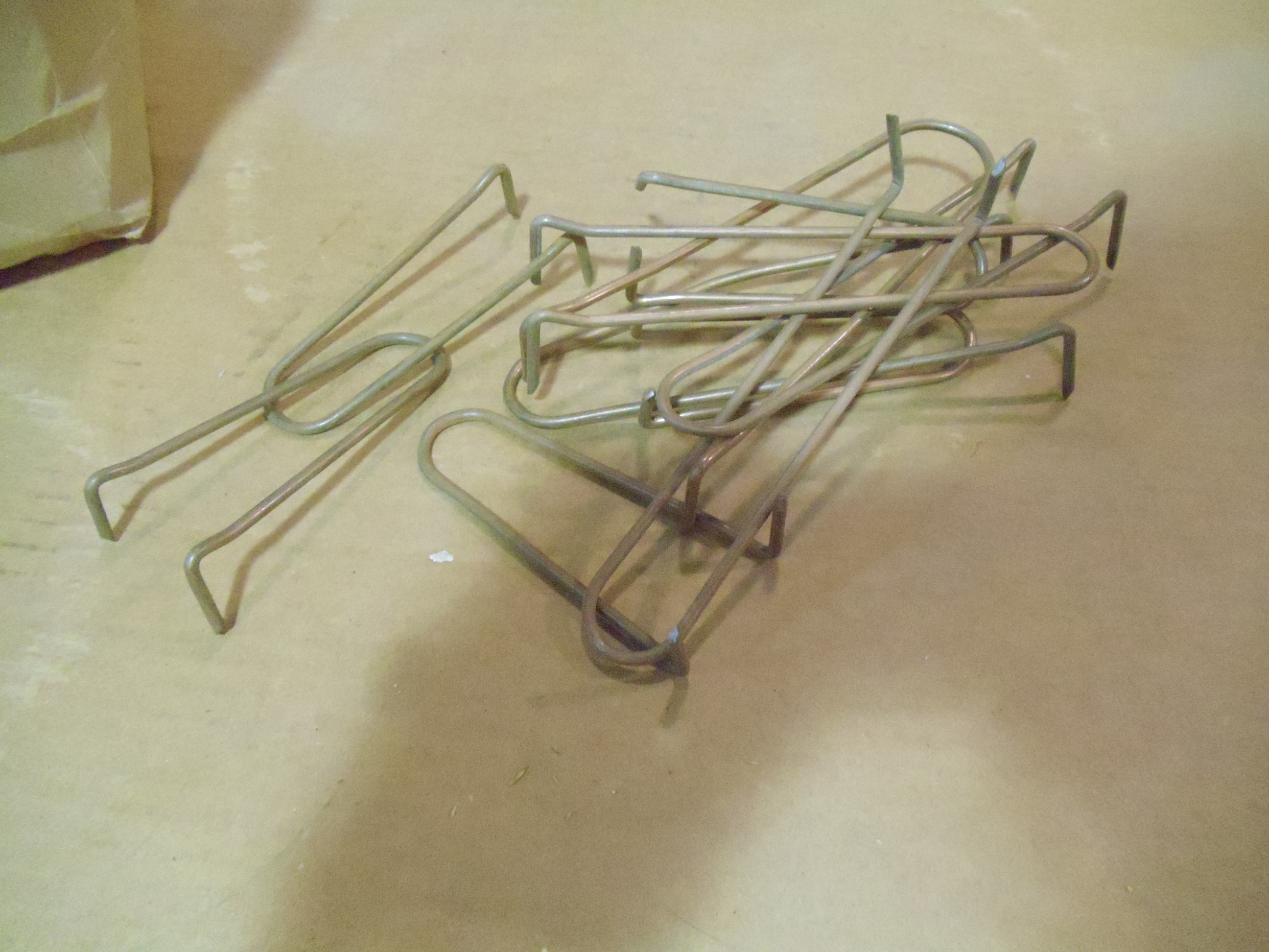 lot 27 image: NEW Lot Metal Pipe Hangers est 100 pcs