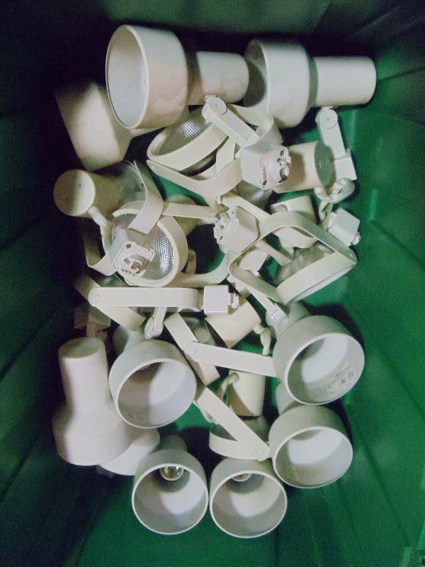 lot 60 image: USED Qty 16 Track Light Fixtures, White, Some with bulbs