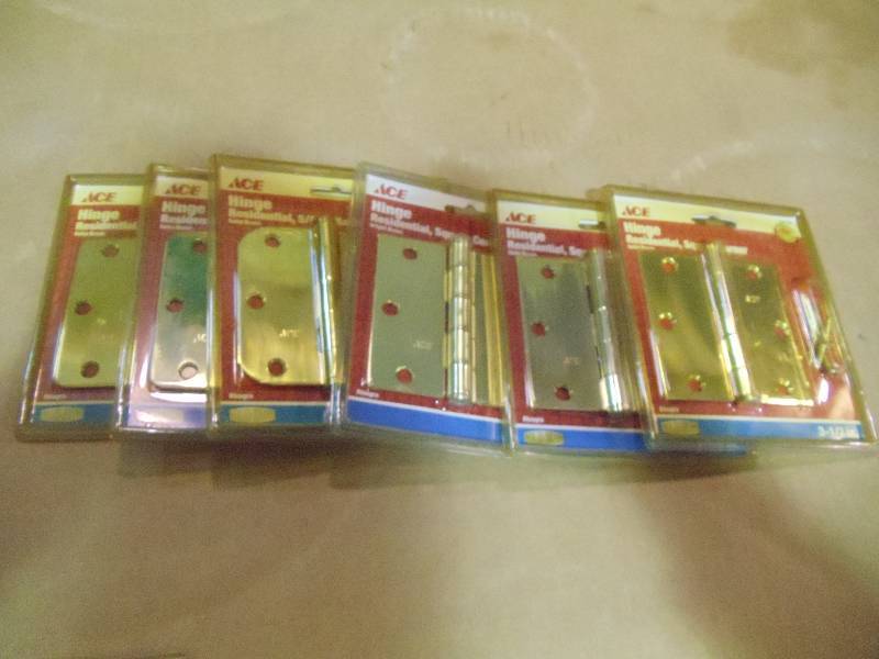 lot 72 image: New Qty 6 ACE 3.5 in Residential Hinge, 1  4 in Radius Bright Brass