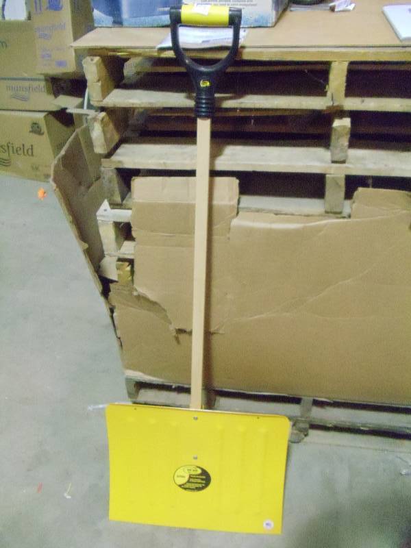 lot 104 image: NEW Yo-Ho 18 Ga Steel Sturdy Shovel