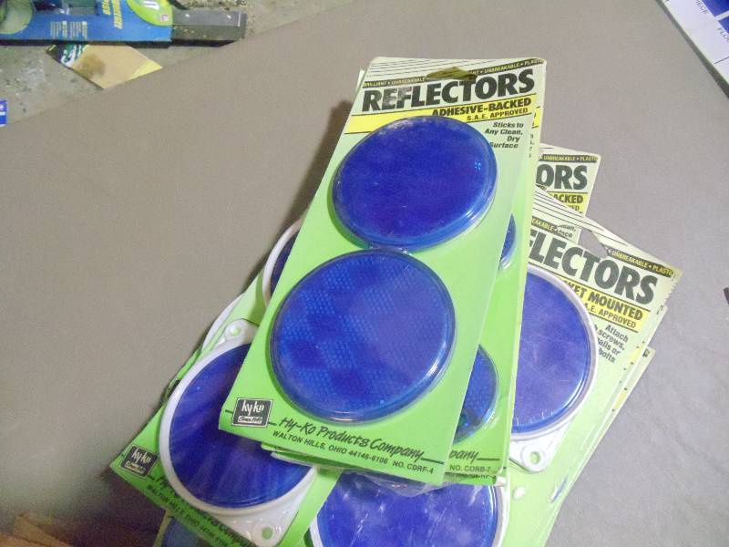 lot 176 image: NEW Approx 20 Blue Reflectors