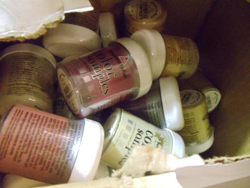lot 326 image: NEW Box Large Qty Benjamie Moore Paint Color Samples Great For Projects or Crafts