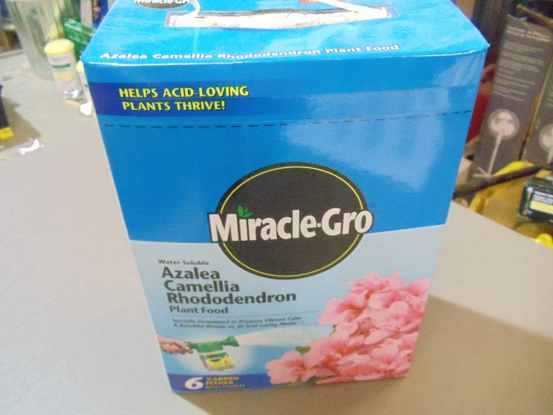 lot 366 image: NEW Qty 2 Boxes Miracle Gro Azalea, Camellia, Rhododendron Plant Food 7.5 lbs per box, 6 refill packages per box, Water Soluable