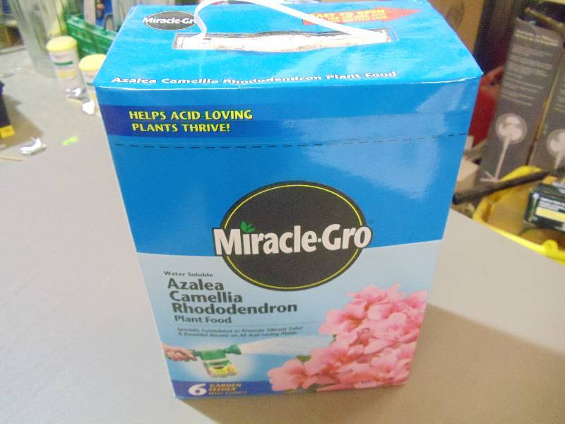 lot 367 image: NEW Qty 1 (One) BOX Miracle Gro Azalea, Camellia, Rhododendron Plant Food 7.5 lbs per box, 6 refill packages per box, Water Soluable