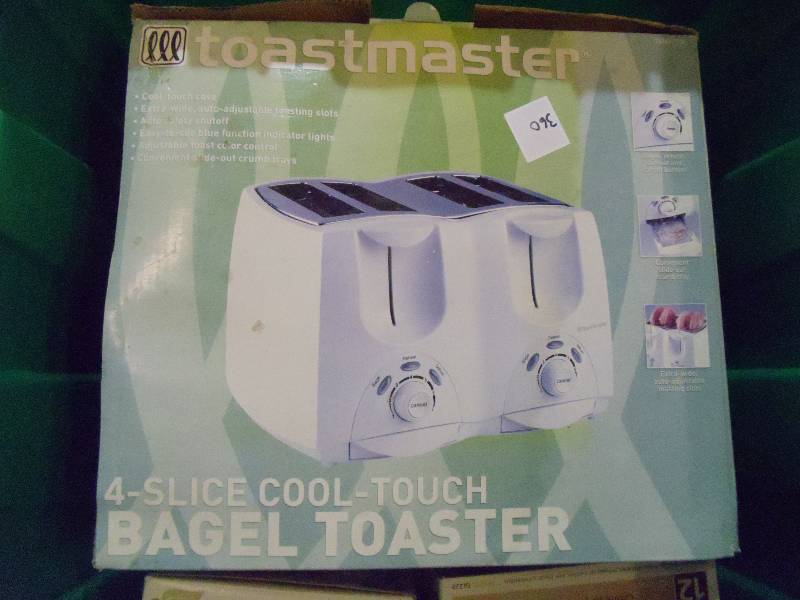 lot 360 image: NEW Toastmaster 4 Slice Bagel and Bread Toaster