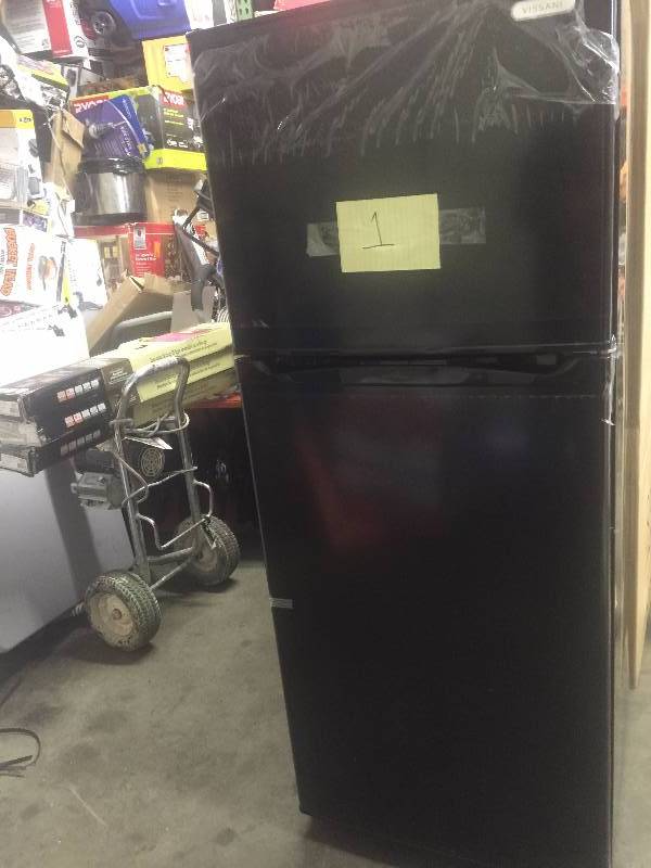 Vissani 9.9 cu. ft. Top Freezer Refrigerator in Black HVDR1040B small