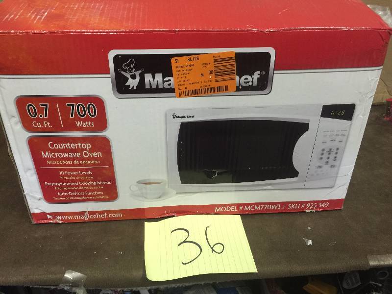lot 36 image: Magic Chef MCM770W1 NEW 0.7 CU FT New