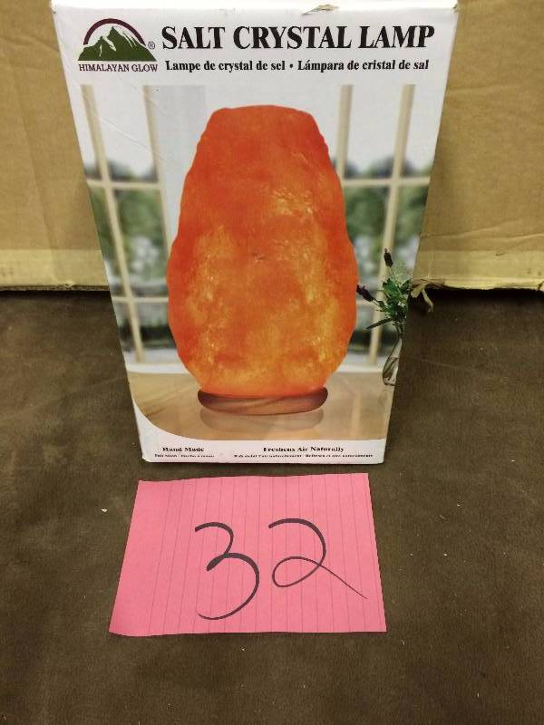 lot 32 image: Indus Classic Himalayan Salt Rock Crystal Lamp