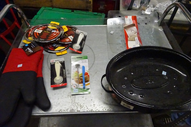 Roasting pan, trim rings for stive, hot mitts, measuring spoons, sink pads