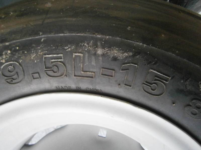 lot 4 image: 9.5L-15 Implement Tires & Wheels