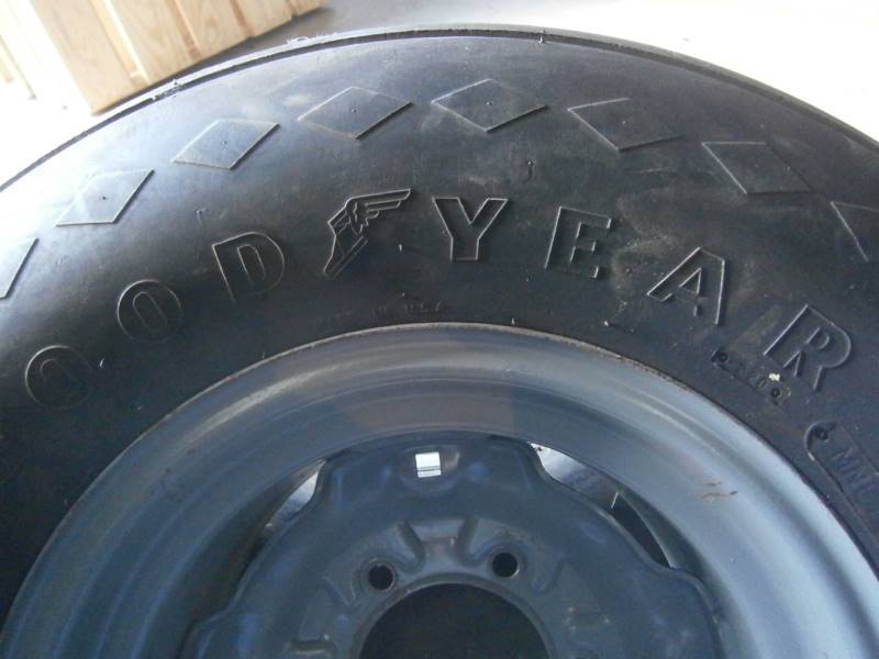 lot 6 image: 11L-14 Implement Tires & Wheels