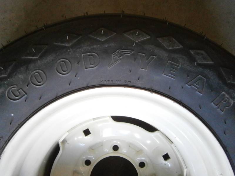 lot 7 image: 11L-15 Implement Tire & Wheel