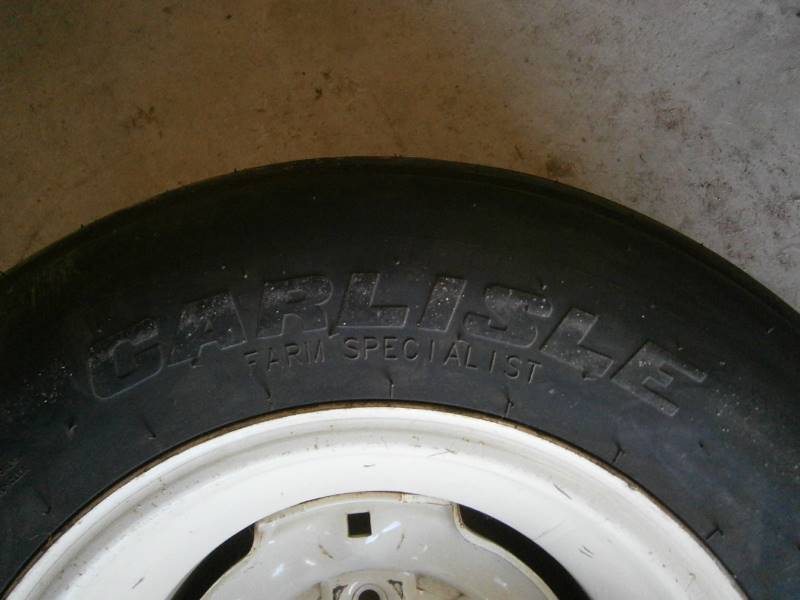 lot 8 image: 9.5L-15 Implement Tire & Wheel