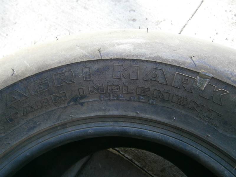 lot 16 image: 11L-14 Implement Tire