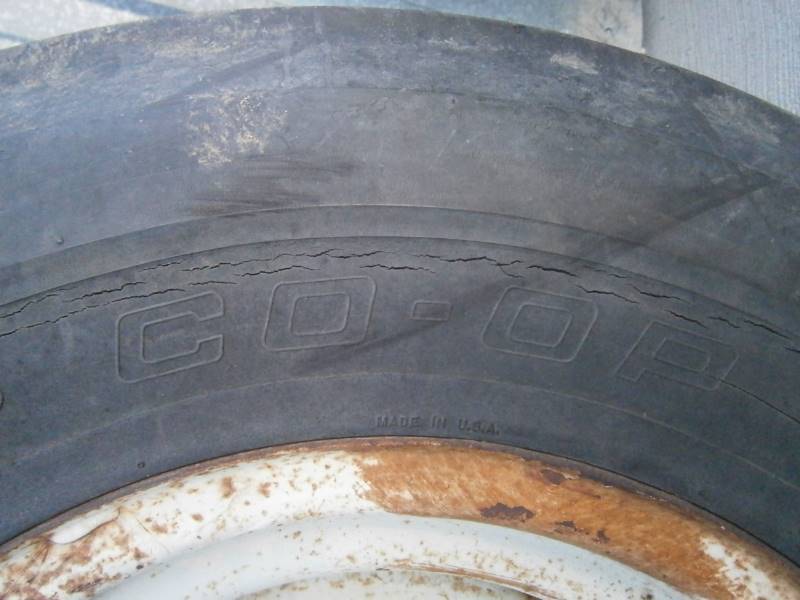 lot 18 image: 12.5L-16 Implement Tire & Wheel