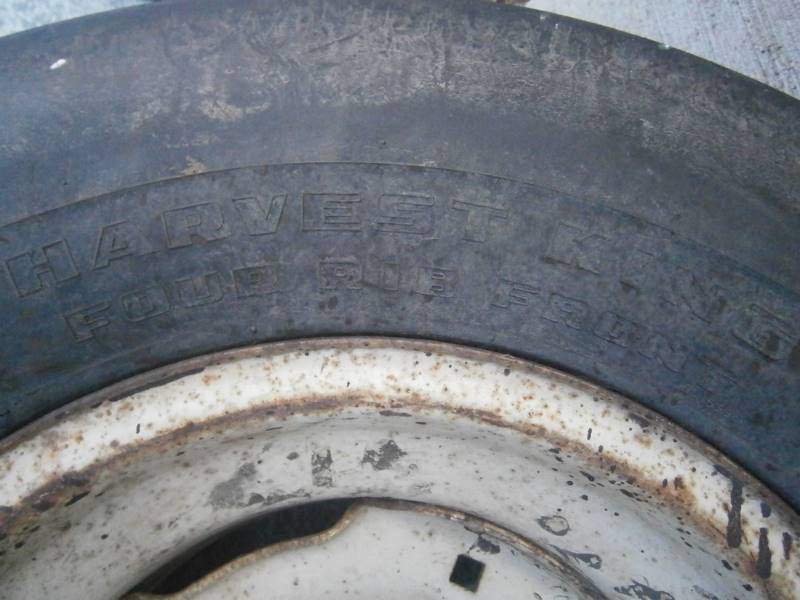 lot 19 image: 11L-15 Implement Tire & Wheel