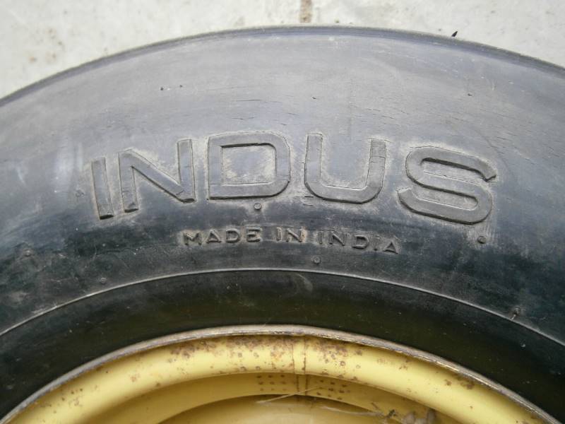 lot 20 image: 11L-15 Implement Tire & Wheel