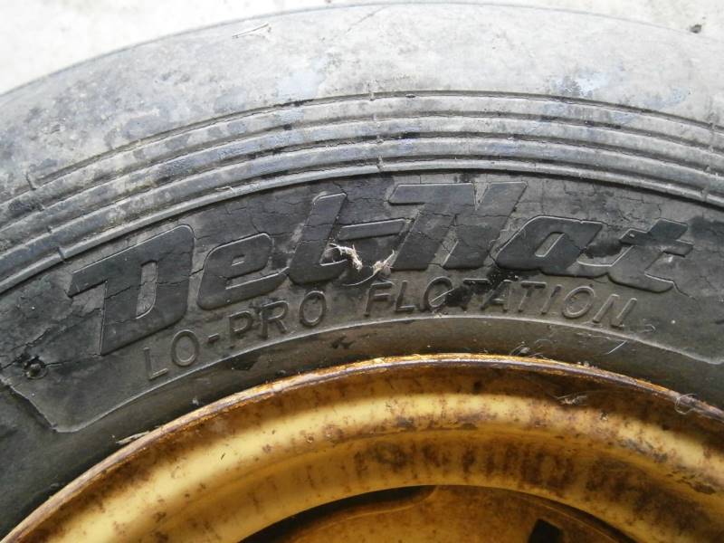 lot 21 image: 11L-14 Implement Tire & Wheel