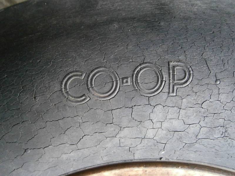 lot 23 image: 9.50-14 Implement Tire & Wheel