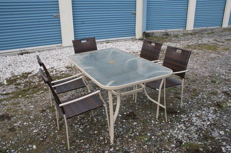 Rectangle Outdoor table with 5 chairs