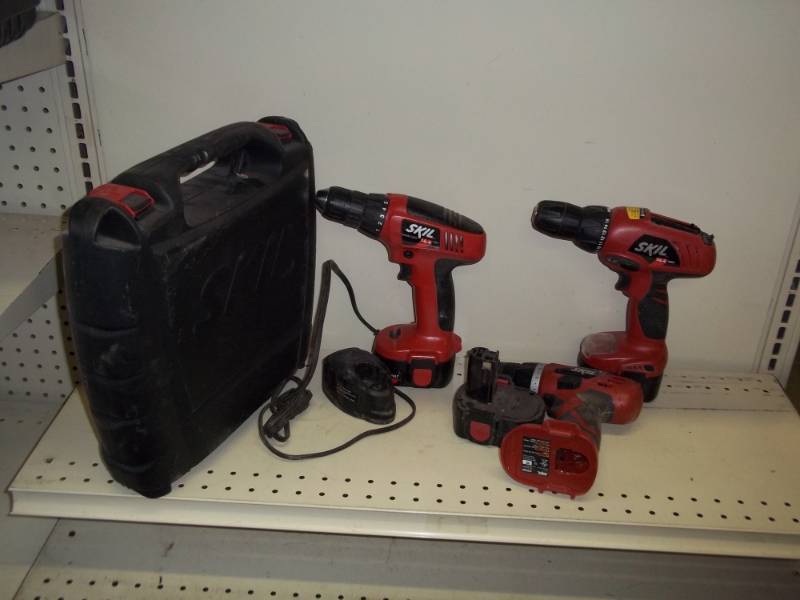 lot 4 image: skil rechargeable 3 drivers 3 batteries wcase (untested)