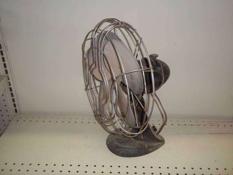 lot 8 image: vintage oscillating desk fan (tested works)