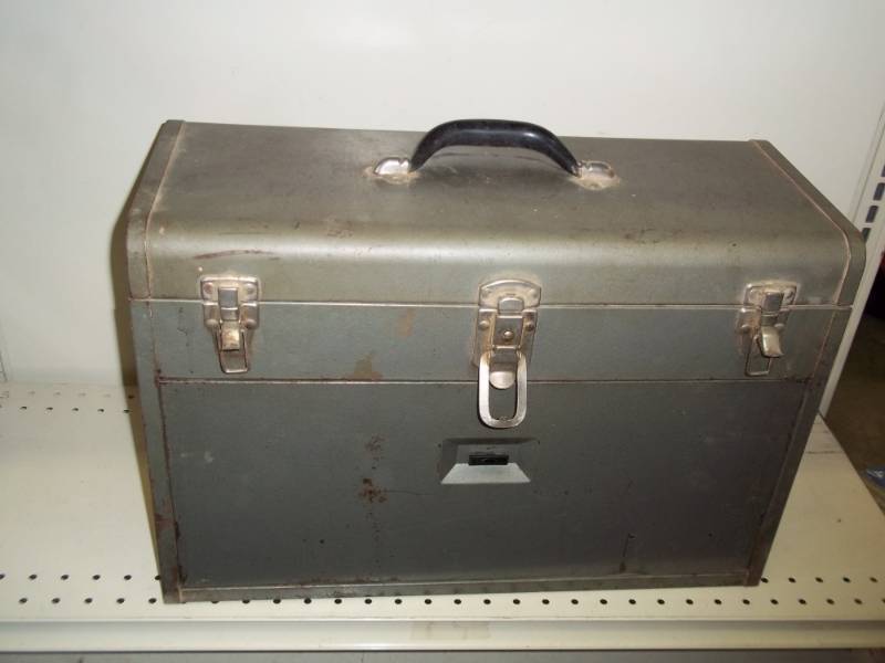 lot 17 image: metal tool box craftsman 20wide x 14high x 8.5 deep