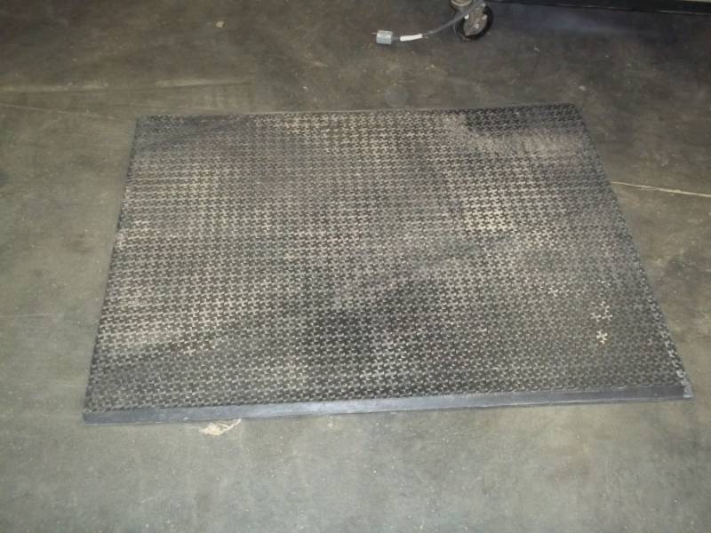 lot 28 image: anti fatigue mat 38 x 47