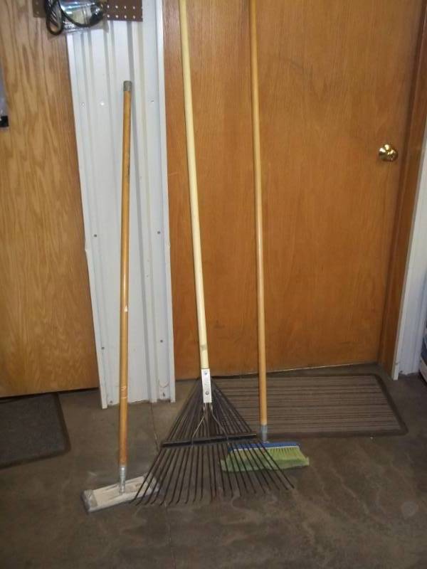 lot 39 image: metal leaf rake wfiberglass handle, sheet rock sander, scrub brush