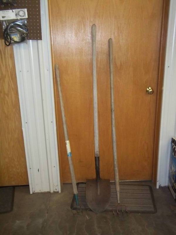 lot 42 image: 2 weeders, spade shovel