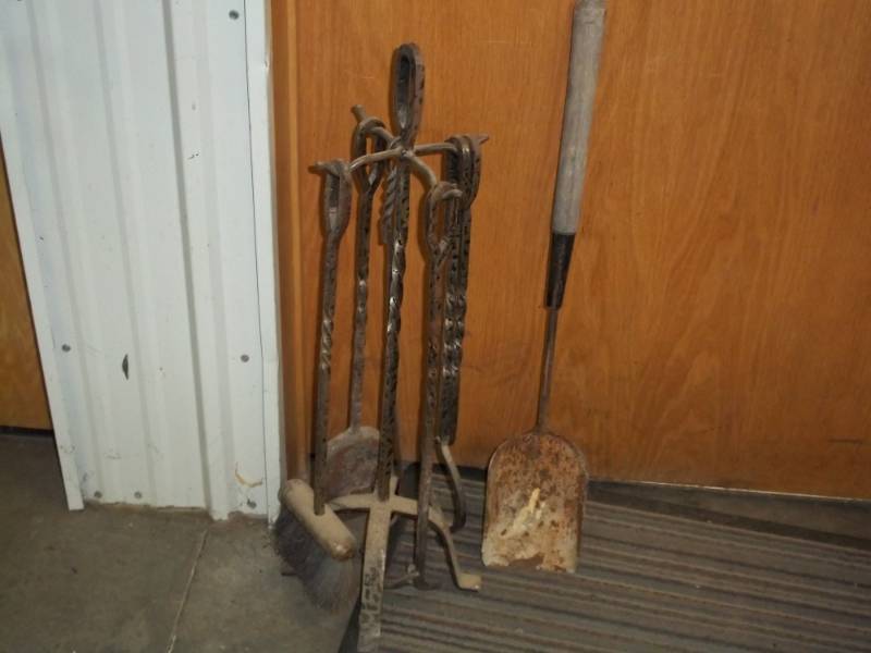 lot 46 image: fireplace kit (poker, shovels, sweep)