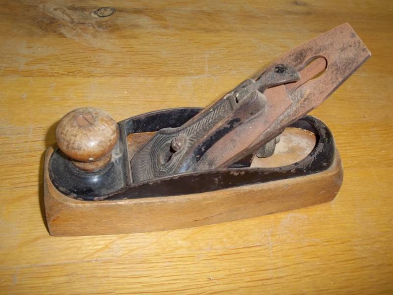 lot 62 image: 8 sargent v-b-m wood plane no.3410