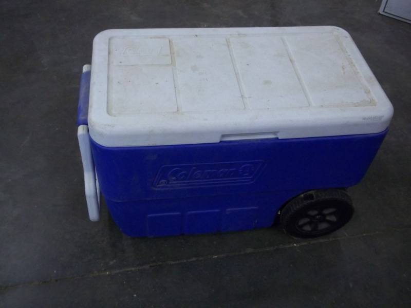 lot 88 image: Coleman rolling cooler whandle and wheels blue