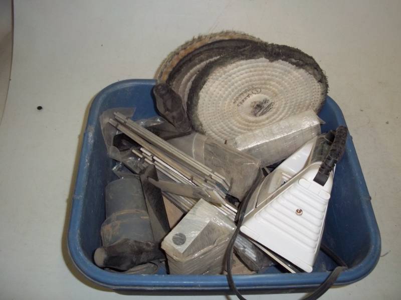 lot 93 image: blue tub w 3 polishing wheels, aluminum guide brackets, cabinet edging,iron
