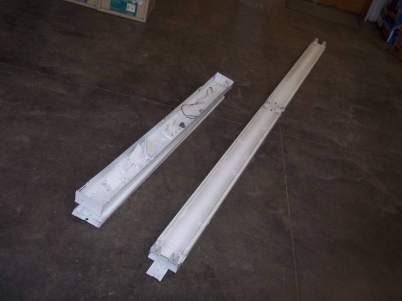 lot 133 image: Used 8 Florescent Light uses 4 - 4 T-8 Bulbs Ballast been changed to T-8 and 4 section with parts