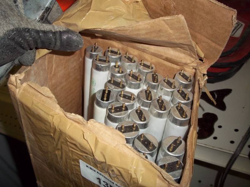 lot 135 image: 24 count new light bulbs florescent T-8