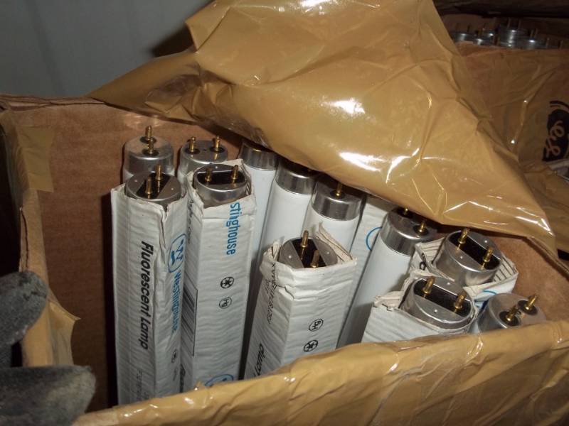 lot 137 image: 16 count new light bulbs florescent T-8