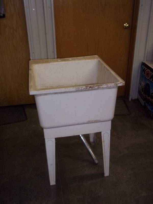 lot 138 image: plastic shop sink (drain attached)
