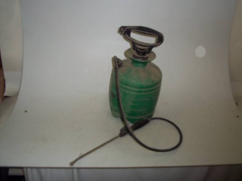 lot 179 image: weed sprayer 1gal.