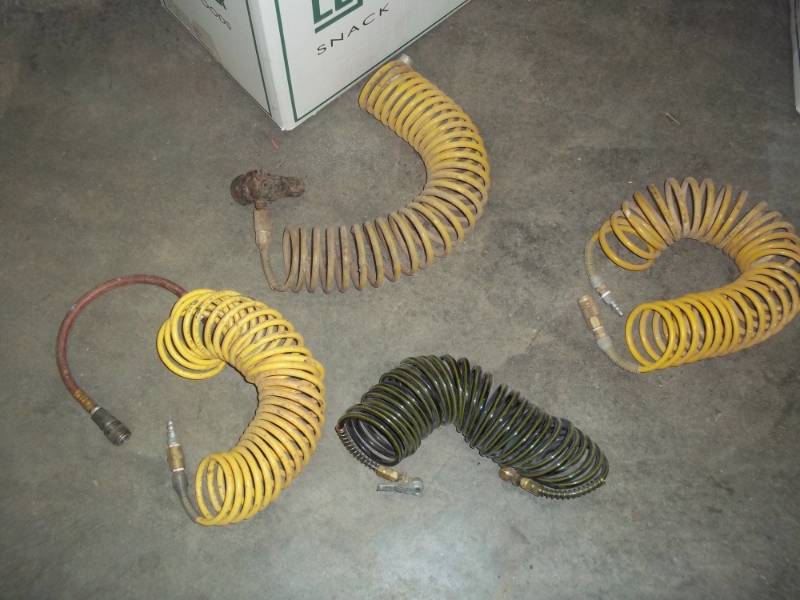 lot 191 image: 4 air compressor hoses 1 regulator