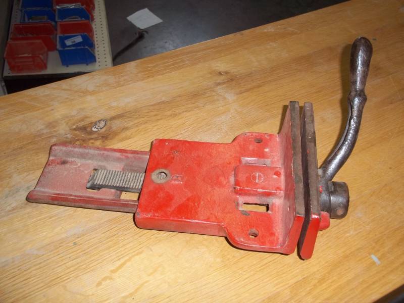 lot 200 image: bench vice red 7x16
