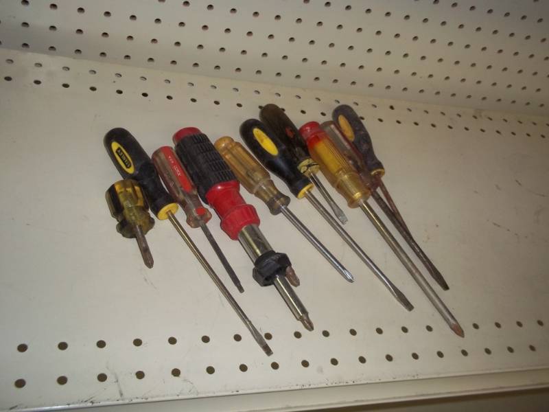 lot 245 image: 10 assorted screw drivers