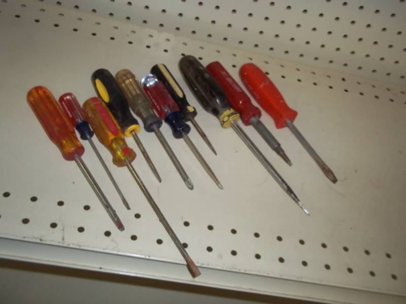 lot 246 image: 10 assorted screw drivers