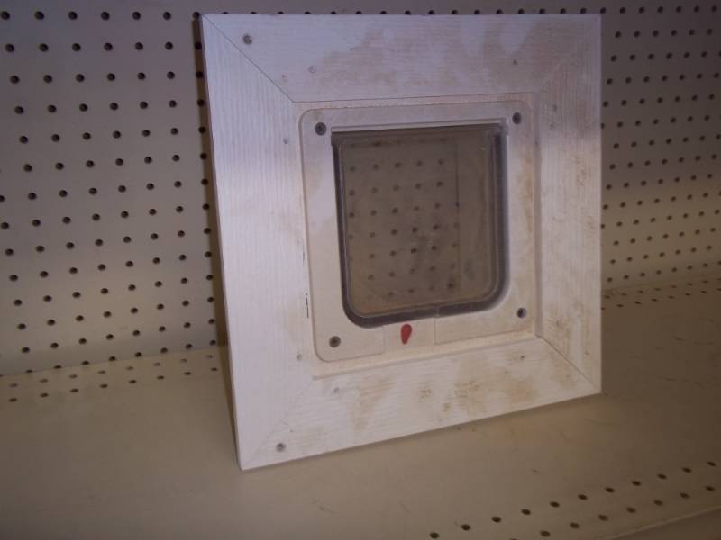 lot 257 image: Small pet door