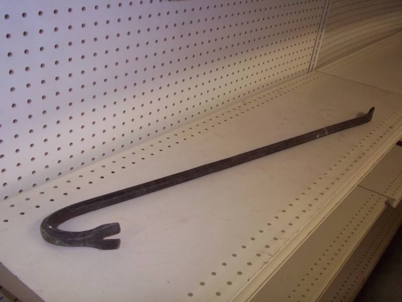 lot 261 image: large crowbar