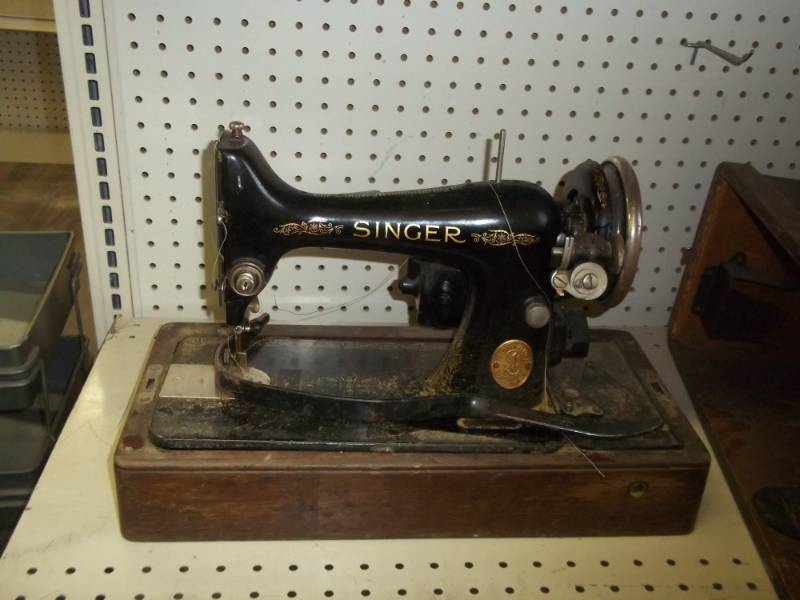 lot 286 image: antique singer sewing machine