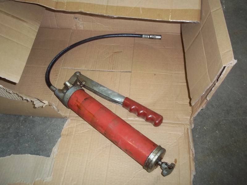 lot 288 image: grease gun red