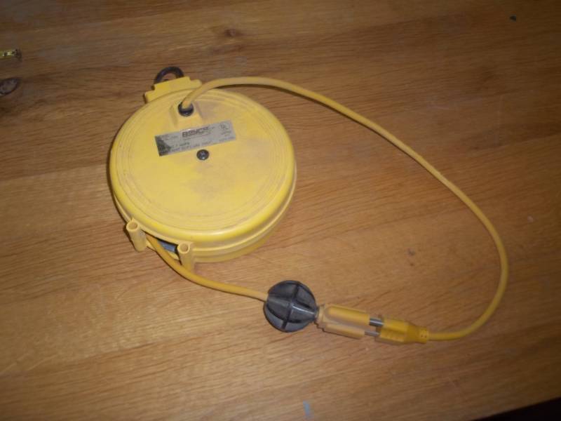 lot 303 image: retractable extension cord