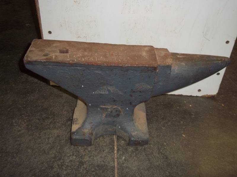 lot 327 image: Large Anvil 18 long x 3.5 wide x 8.5 tall